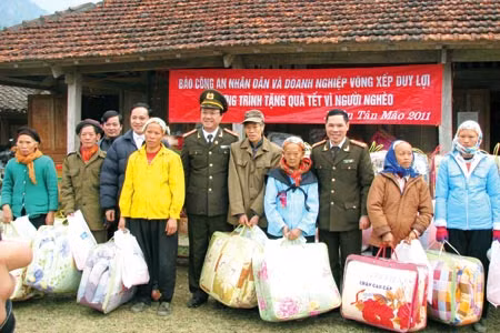 Đại tá Hồng Thanh Quang, Phó Tổng Biên tập Báo CAND trao quà Tết cho người nghèo tỉnh Cao Bằng (năm 2011).