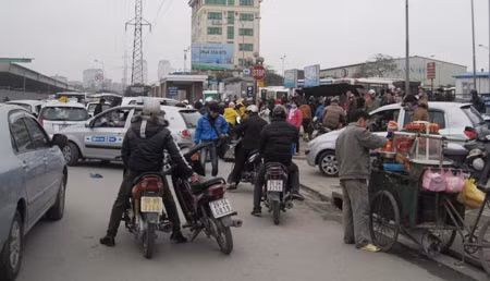 Xe ôm, taxi "chặt chém" khách trở lại công sở ảnh 1