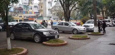 Bãi gửi xe bao vây trường học, nhà văn hóa ảnh 1
