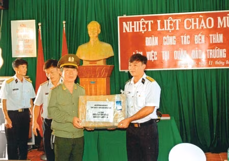 Đại tá Đặng Văn Lân, Phó Tổng Biên tập Báo CAND trao quà cho các chiến sĩ quần đảo Trường Sa (tháng 4/2011).