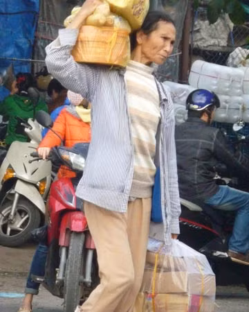 Người lao động chân tay "mong cái Tết no ấm" ảnh 1