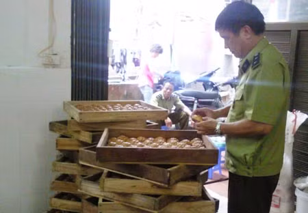 Gần Tết, hàng ngoại rởm, thực phẩm bẩn gia tăng ảnh 2