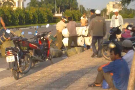 Buôn lậu vẫn ngang nhiên hoạt động ở Cửa khẩu Mộc Bài ảnh 1