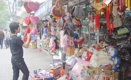 Thị trường ngày Valentine: Quà tặng bình dân đắt hàng ảnh 1