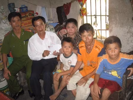 Cậu bé ăn xin nuôi bố mẹ mang bệnh hiểm nghèo ảnh 1