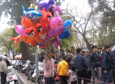 Tất bật mưu sinh trong ngày Tết ảnh 1