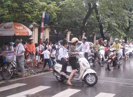 Loay hoay giải quyết tình trạng ùn tắc trước các cổng trường ảnh 1