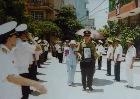 Bà Đào Thị Minh trong lễ tiễn đưa hài cốt liệt sỹ về nghĩa trang.