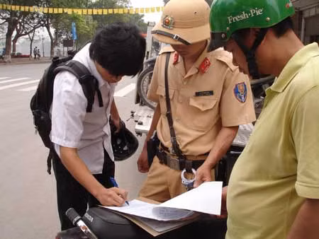 Học sinh đi xe máy: CSGT “siết”, phụ huynh “buông” ảnh 1