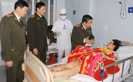 Sẻ chia nỗi đau với người dân trong vụ sập cầu treo làm 8 người chết ảnh 1