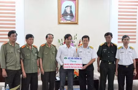 Tặng quà thương binh, gia đình liệt sĩ CAND và các chiến sỹ Trường Sa ảnh 1