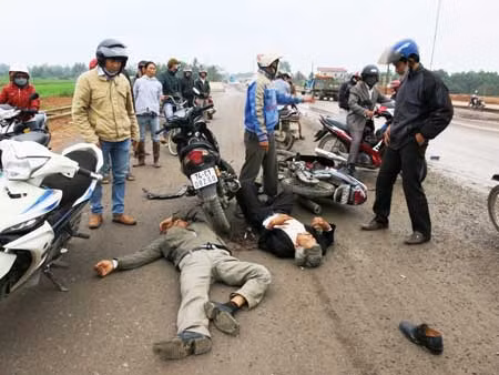 Hai xe máy “đấu đầu”, 3 người nguy kịch ảnh 1