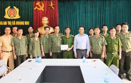 CATP Vinh ủng hộ hơn 60 triệu đồng cho vùng lũ Hoàng Mai ảnh 1