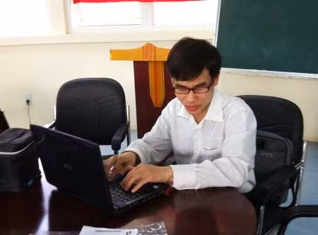 Nghị lực phi thường của chàng sinh viên khiếm thị ảnh 1