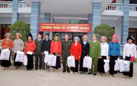 Đại tá Nghiêm Xuân Thành, Trưởng Công an huyện Tam Đường trao đổi với người dân xã Bản Bo về tình hình an ninh trật tự. Đại tá Đặng Văn Lân, Phó Tổng Biên tập Báo CAND phát biểu tại buổi tặng Tết người nghèo xã Bản Bo. Đại tá Đặng Văn Lân, Phó Tổng Biên tập Báo CAND tặng quà người nghèo xã Bản Bo. Đại tá Đặng Văn Lân, Phó Tổng Biên tập Báo CAND; Đại tá Nghiêm Xuân Thành, Trưởng Công an huyện Tam Đường; Thượng tá Tạ Phúc Rực, Phó trưởng Phòng Công tác Chính trị Công an tỉnh Lai Châu tặng quà đồng bào nghèo xã Bản Bo.