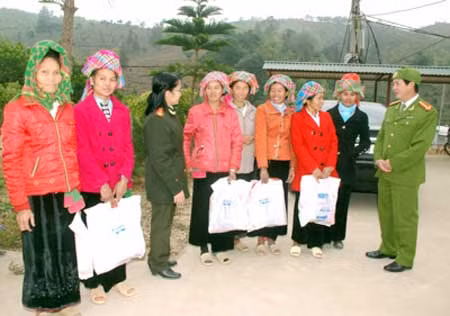 Đại tá Nghiêm Xuân Thành, Trưởng Công an huyện Tam Đường trao đổi với người dân xã Bản Bo về tình hình an ninh trật tự. Đại tá Đặng Văn Lân, Phó Tổng Biên tập Báo CAND phát biểu tại buổi tặng Tết người nghèo xã Bản Bo. Đại tá Đặng Văn Lân, Phó Tổng Biên tập Báo CAND tặng quà người nghèo xã Bản Bo. Đại tá Đặng Văn Lân, Phó Tổng Biên tập Báo CAND; Đại tá Nghiêm Xuân Thành, Trưởng Công an huyện Tam Đường; Thượng tá Tạ Phúc Rực, Phó trưởng Phòng Công tác Chính trị Công an tỉnh Lai Châu tặng quà đồng bào nghèo xã Bản Bo.