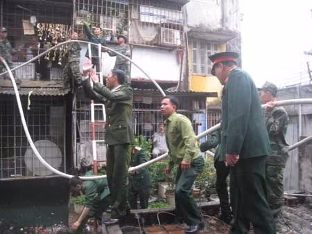 200 chiến sĩ PCCC của Công an và Quân đội tập trung chữa cháy tại khu tập thể ảnh 4