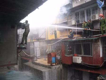 200 chiến sĩ PCCC của Công an và Quân đội tập trung chữa cháy tại khu tập thể ảnh 1