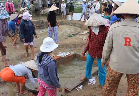Hàng trăm người dân tụ tập đào phá mộ “gió” chôn rùa giả ảnh 1