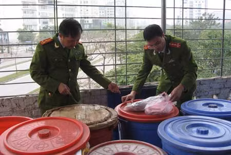 Nhiều mẫu rượu tại cửa hàng kinh doanh Thúy Gấu ở huyện Từ Liêm (Hà Nội) cho kết quả dương tính với ma túy.