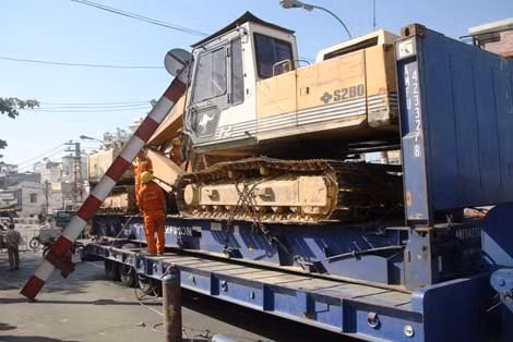 TPHCM: Xe container chở quá khổ vướng vòm sắt cầu Tân Thuận 1 ảnh 1
