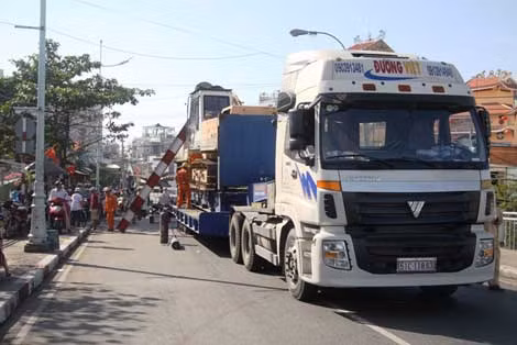 TPHCM: Xe container chở quá khổ vướng vòm sắt cầu Tân Thuận 1 ảnh 2