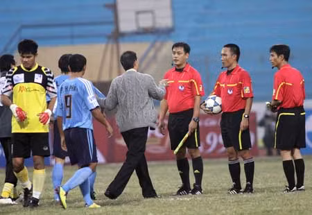Vòng 3 Super League 2012: Cầu thủ và trọng tài tố nhau nói tục ảnh 1