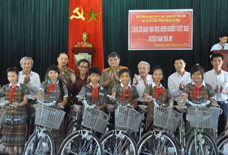 Tặng xe đạp học sinh nghèo hiếu học vùng cao Nam Trà My ảnh 1
