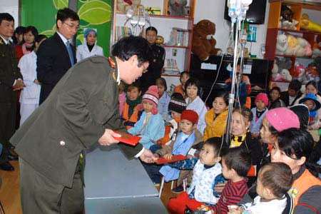 Trao quà Tết, gieo mầm Xuân nhân ái ảnh 1