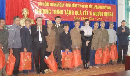 Tri ân đồng bào vùng căn cứ cách mạng ảnh 1