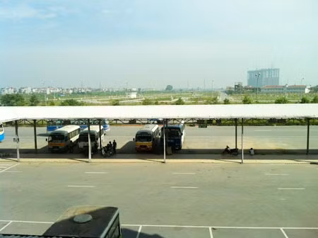 Tại bến xe Yên Nghĩa, điểm đỗ rộng rãi, thông thoáng nhưng nhiều nhà xe không mặn mà.