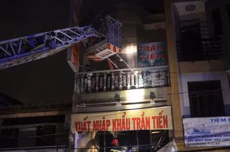 TP HCM: Dập tắt đám cháy tại cửa hàng hóa chất sát chợ Kim Biên ảnh 1