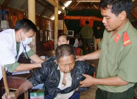 Tuổi trẻ CA Đắk Nông tặng quà bà con nghèo vùng căn cứ cách mạng ảnh 1