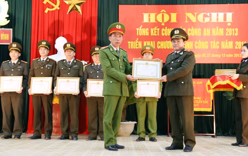 Thứ trưởng Trần Việt Tân chỉ đạo triển khai công tác năm 2014 tại Công an tỉnh Hòa Bình ảnh 3