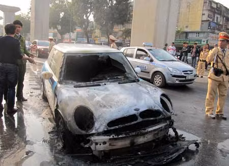 Mini Cooper đang chạy bị cháy rụi phần đầu ảnh 1