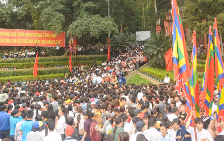 Các đồng chí lãnh đạo Đảng, Nhà nước đại diện cho đồng bào cả nước thành kính dâng hương tưởng nhớ Quốc tổ Hùng Vương.
