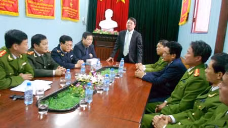 Đồng chí Lê Khắc Nam - Phó Chủ tịch UBND thành phố Hải Phòng khen thưởng Ban chuyên án.