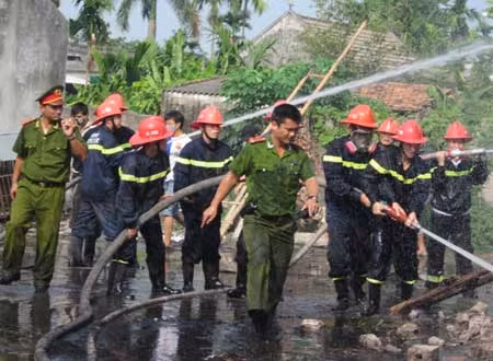 Cảnh sát PCCC Hải Phòng dập lửa tại Xưởng sản xuất phôi đệm của Công ty Vương Minh Tuấn (xã Đại Bản, huyện An Dương) tháng 10/2012.