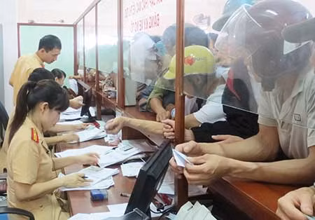 Đổ xô đi làm thủ tục sang tên đổi chủ ảnh 1