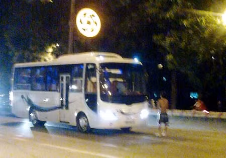 Cần ngăn chặn cảnh “xin đểu” lái xe trên đường Phạm Văn Đồng ảnh 1