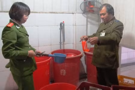 Sản xuất nước giải khát bằng nước giếng khoan pha phẩm màu, đường hóa học ảnh 1