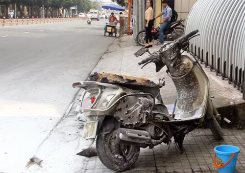 Xe tay ga đang chạy bốc cháy ảnh 1