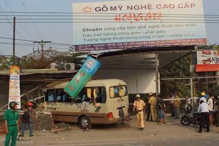 Xe khách đi lễ chùa gặp nạn, nhiều người trọng thương ảnh 1