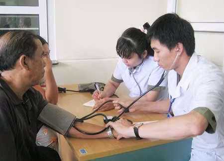 Bệnh viện 199: Khám bệnh, tặng quà nhân dân vùng lũ ảnh 1