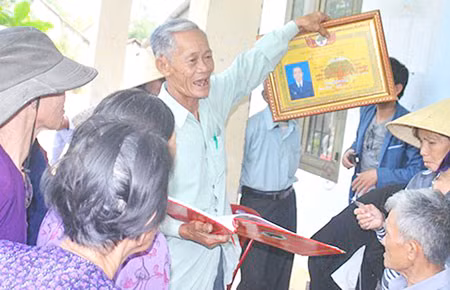 Sập bẫy lừa từ những tấm giấy tôn vinh giả tạo ảnh 1