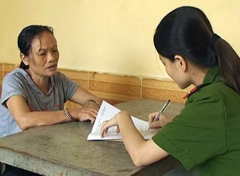 Nữ quái với chiêu dùng dao lam rạch túi, móc ví ảnh 1