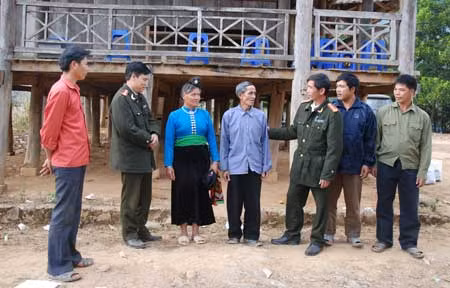 Cán bộ Công an cắm bản đón Tết cùng bà con ảnh 1