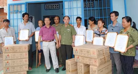 Tặng nhà tình thương cho 10 hộ nghèo ảnh 1