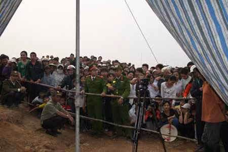 "Biển người” chen chân xem ngôi mộ cổ ở ngoại thành Hà Nội ảnh 7