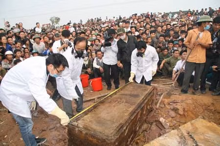 "Biển người” chen chân xem ngôi mộ cổ ở ngoại thành Hà Nội ảnh 3